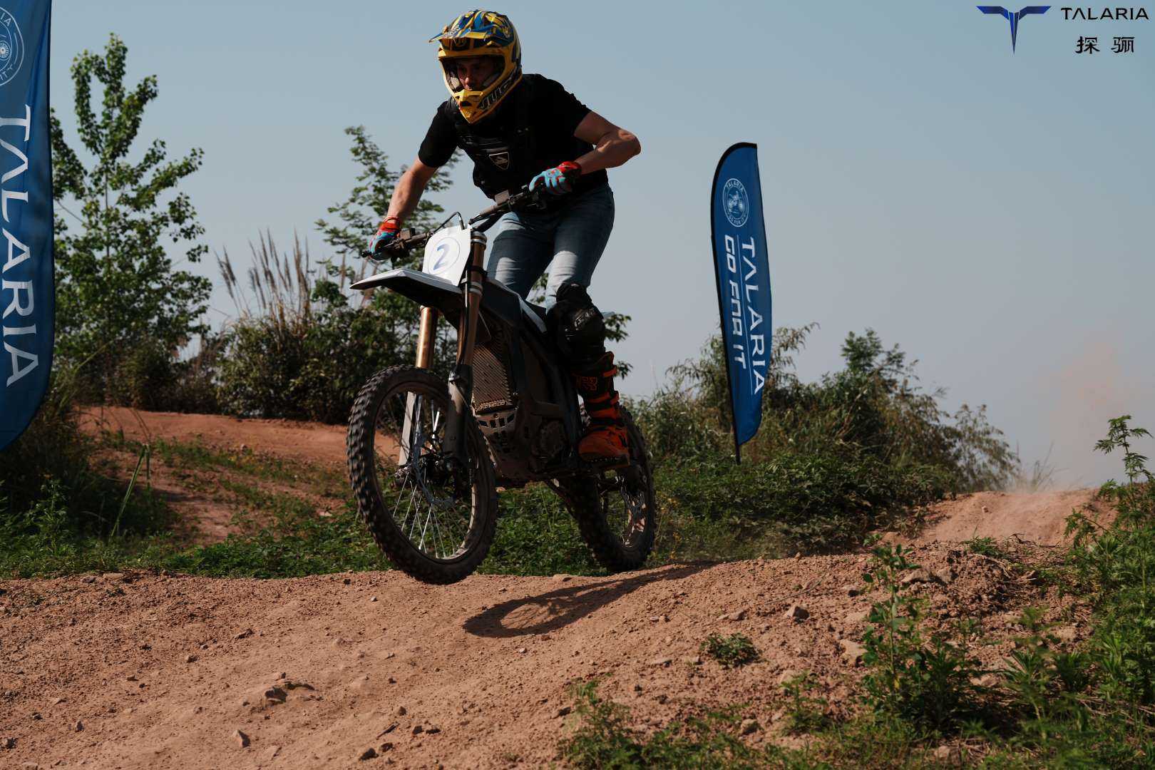 Talaria elektromos motor sportos kanyarban