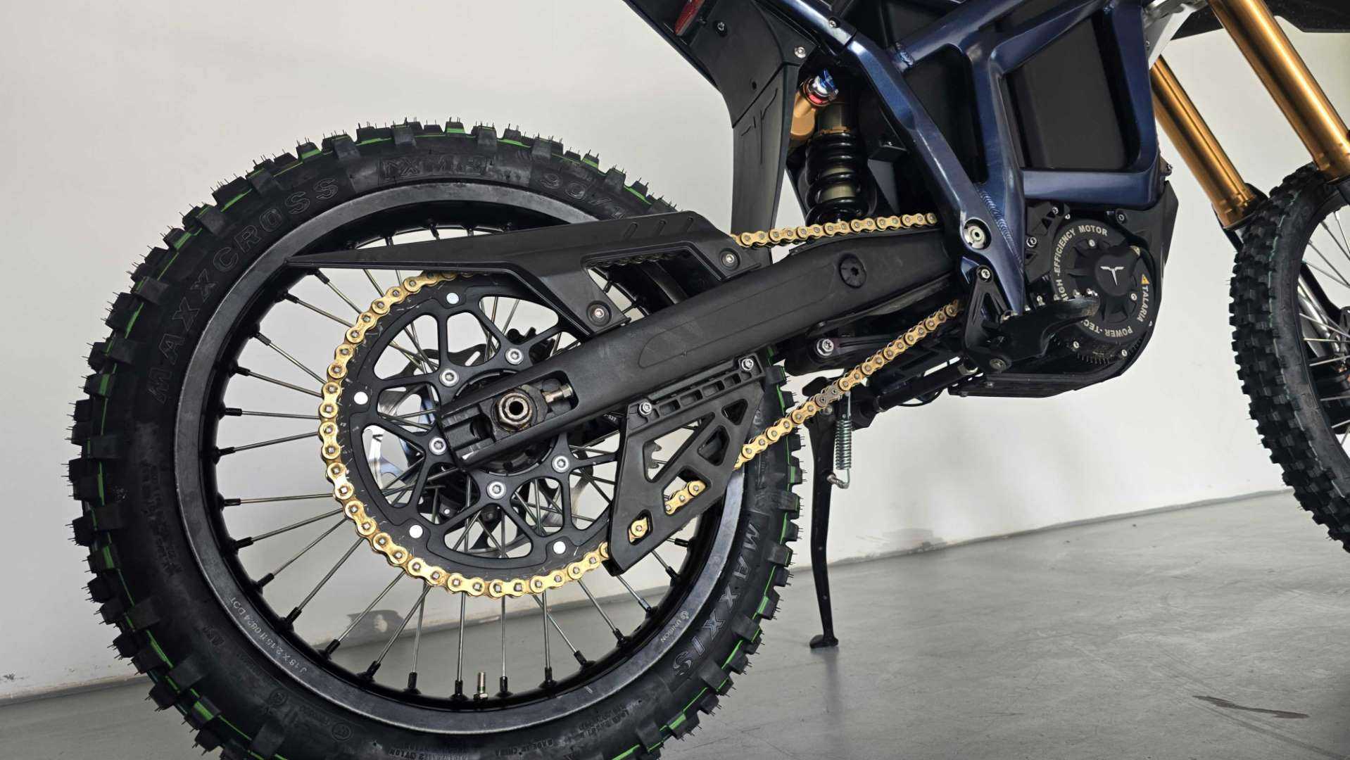 Talaria elektromos terepmotor ugrás közben